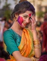 印度好看的美女街拍图片，印度大眼美女脸部彩绘摄影美图