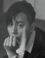 秦俊杰慵懒风格杂志写真大片，黑白图片里的硬核少年