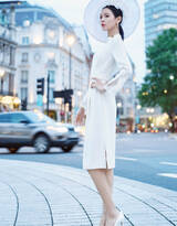 张予曦白裙白帽亮相活动气质街拍图片，精致小脸美丽动人