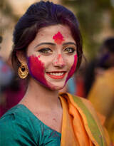 印度好看的美女街拍图片，印度大眼美女脸部彩绘摄影美图