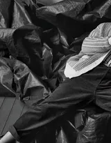 秦俊杰慵懒风格杂志写真大片，黑白图片里的硬核少年