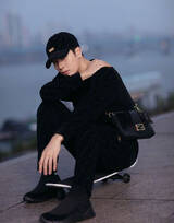 王嘉尔黑色运动秋装酷帅上线，黑衣黑帽帅气潮流又有型