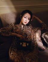迪丽热巴黎时装周杂志写真图片，复古金色裙装神秘优雅