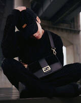 王嘉尔黑色运动秋装酷帅上线，黑衣黑帽帅气潮流又有型