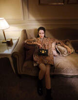 迪丽热巴黎时装周杂志写真图片，复古金色裙装神秘优雅
