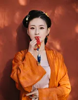 汉服之美！一组穿橙色汉服的唯美古风美女图片。