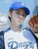 运动场上打棒球的清新运动美少女高清写真图片