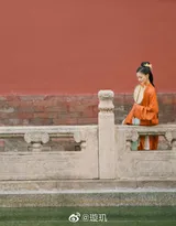 汉服之美！一组穿橙色汉服的唯美古风美女图片。