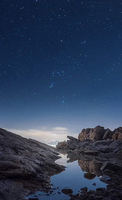 星空下的峡谷湖畔唯美护眼手机背景图片-iPhone17-1
