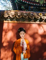 汉服之美！一组穿橙色汉服的唯美古风美女图片。