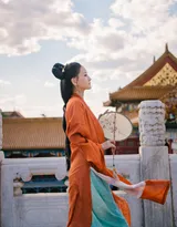 汉服之美！一组穿橙色汉服的唯美古风美女图片。