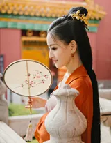 汉服之美！一组穿橙色汉服的唯美古风美女图片。