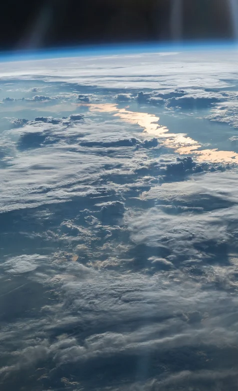 以太空的视角看地球的手机背景图片-iPhone17-1