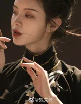 古风美女身着黑色汉服，执纸扇，画风风雅。