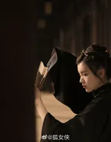 古风美女身着黑色汉服，执纸扇，画风风雅。