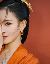 汉服之美！一组穿橙色汉服的唯美古风美女图片。