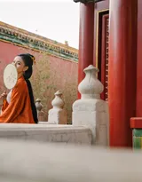 汉服之美！一组穿橙色汉服的唯美古风美女图片。