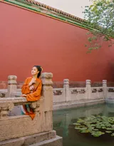 汉服之美！一组穿橙色汉服的唯美古风美女图片。