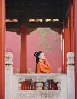 汉服之美！一组穿橙色汉服的唯美古风美女图片。