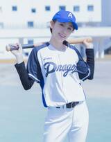 运动场上打棒球的清新运动美少女高清写真图片