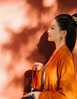 汉服之美！一组穿橙色汉服的唯美古风美女图片。