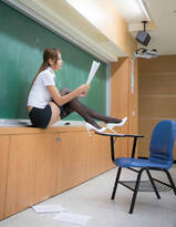 肃静，安心上课，教室里的制服短裙丝袜翘臀美女老师