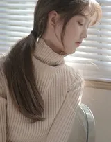 好一个清秀的漂亮妹子，极品马尾辫美少女高领毛衣私房照