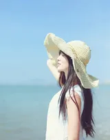 海边白色连衣裙美女唯美写真，再大的遮阳帽也挡不住的美