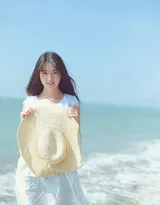海边白色连衣裙美女唯美写真，再大的遮阳帽也挡不住的美