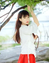 佛系少女白衫红裙唯美写真，手戴串珠吹笛冥想很仙气