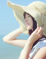 海边白色连衣裙美女唯美写真，再大的遮阳帽也挡不住的美