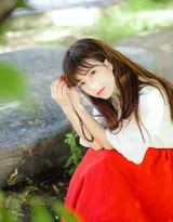 佛系少女白衫红裙唯美写真，手戴串珠吹笛冥想很仙气