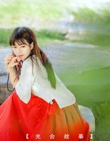 佛系少女白衫红裙唯美写真，手戴串珠吹笛冥想很仙气