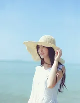 海边白色连衣裙美女唯美写真，再大的遮阳帽也挡不住的美