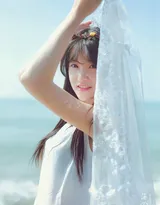 海边白色连衣裙美女唯美写真，再大的遮阳帽也挡不住的美