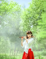 佛系少女白衫红裙唯美写真，手戴串珠吹笛冥想很仙气