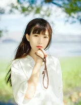 佛系少女白衫红裙唯美写真，手戴串珠吹笛冥想很仙气