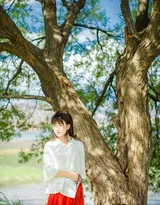 佛系少女白衫红裙唯美写真，手戴串珠吹笛冥想很仙气