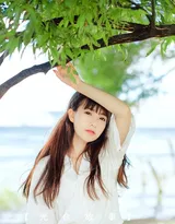 佛系少女白衫红裙唯美写真，手戴串珠吹笛冥想很仙气