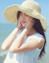 海边白色连衣裙美女唯美写真，再大的遮阳帽也挡不住的美