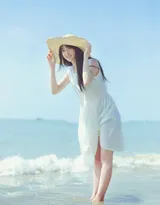 海边白色连衣裙美女唯美写真，再大的遮阳帽也挡不住的美