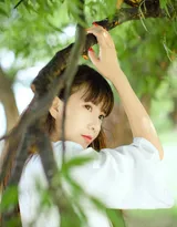 佛系少女白衫红裙唯美写真，手戴串珠吹笛冥想很仙气