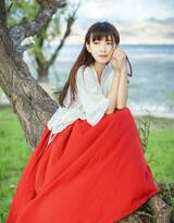 佛系少女白衫红裙唯美写真，手戴串珠吹笛冥想很仙气