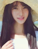 海边白色连衣裙美女唯美写真，再大的遮阳帽也挡不住的美