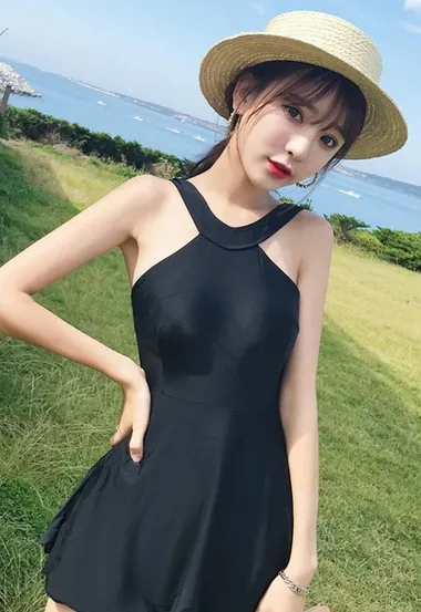 娇小可爱黑色连衣短裙美女海边度假村旅拍写真美图 – 高清 桌面壁纸 开放版权素材 免费下载 手机电脑通用背景图
