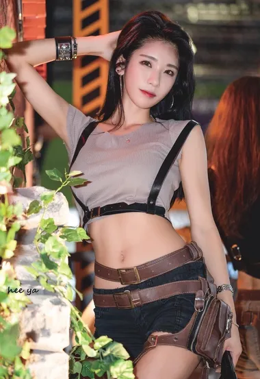 迷上武装少女，紧身背心短裤嫩模全幅武装COS美照 – 高清 桌面壁纸 开放版权素材 免费下载 手机电脑通用背景图