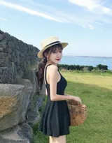 娇小可爱黑色连衣短裙美女海边度假村旅拍写真美图
