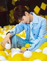 邢昭林蓝色牛仔套装写真图片 畅玩海洋球的照片帅气十足