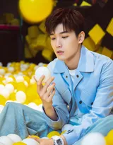 邢昭林蓝色牛仔套装写真图片 畅玩海洋球的照片帅气十足