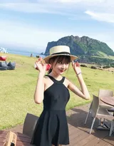 娇小可爱黑色连衣短裙美女海边度假村旅拍写真美图